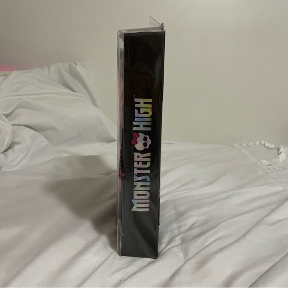 Monster High Draculaura with Count Fabulous Mattel Doll 2022 Release Pink Black - Picture 4 of 6